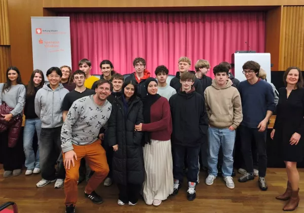 Eine Gruppe von Schülerinnen und Schülern bei der Podiumsdiskussion zum Thema KI und Klimaforschung